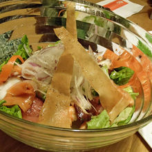 サシミサラダはタコや赤貝サーモンなどがボールに（7.8ドル）