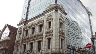 歴史博物館の並びにあります