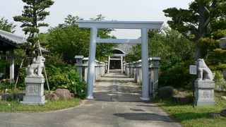 白い鳥居と灯籠が美しい三重県津市の比佐豆知神社（ひさづちじんじゃ）