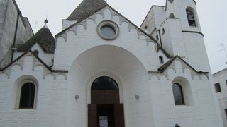 モンティ地区にあるトゥルッリの教会