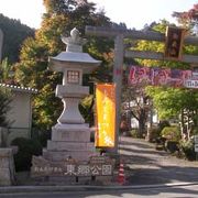 東郷元帥の銅像があります。