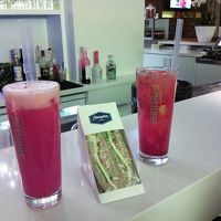 併設のバーです。サンドイッチは手作り？