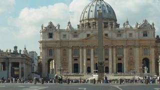 中央にあるオベリスクが印象的