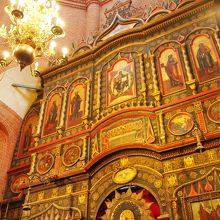 イコン画とシャンデリア。天井が高い。