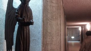 教会の建物のフォルムに圧倒されます。