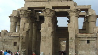 医療器具のレリーフが残っています。