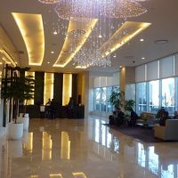 ロビーとフロント（奥）です。