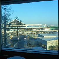 部屋の窓から金浦空港が見えます。