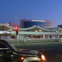 金浦空港国際線到着ロビー１番出口から見た、ホテルの建物です。