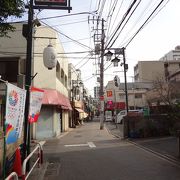 お稲荷さんのある温かみのある商店街です