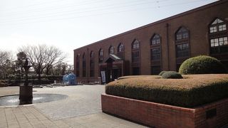 奥まった場所にあり目立たない記念館