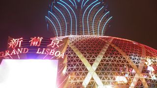 中では入場すれば無料でジュースが飲め、ショーも見れる（リスボア）