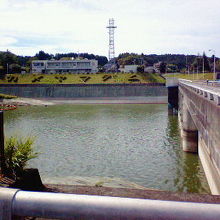 湖をせき止める亀山ダムは結構大きいです。