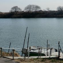 乗り場。手前に屋根付きの待合所があります。