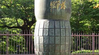 無料の動物園ですが、ここの見所は実は「絵筆塔」