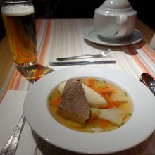Menzaビールとメンザ風コンソメとビーフのスープ。