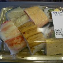 太巻きと押し寿司です。