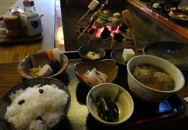 囲炉裏で温まりながらの食事