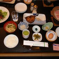 朝食です。生卵の上は尾羽毛ではなく刺身こんにゃくでした（笑）