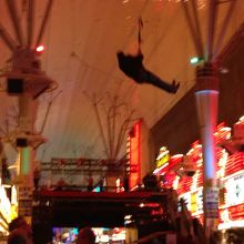 アーケードの頭上をこうやって人が飛んでいく