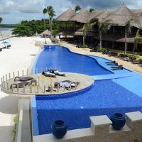 部屋から見た、敷地内設備とビーチの一部。