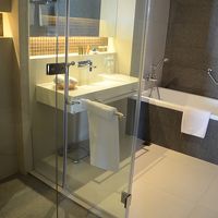 浴槽とシャワー・ブースが分かれた浴室はシンプル・モダン。