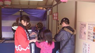 見せ物小屋、弓矢などが有る通りです