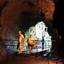 中から見たトンネルの入り口