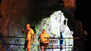 溶岩で出来たトンネルに入れます！