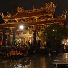 ライトアップされ幻想的です