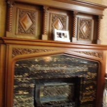 重厚なマントルピース