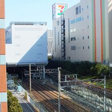 南大沢駅ホームと駅ビルを俯瞰