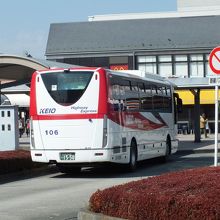 羽田、成田空港行バスも乗り入れる。