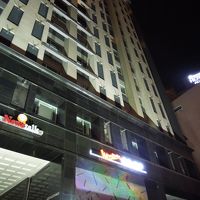 1階左側にコンビニがあります。