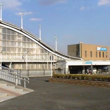 はるひ野駅舎、ホーム2面2線の駅