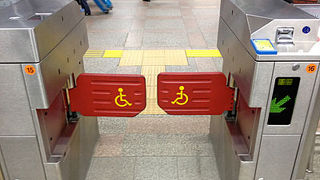 大きなスーツケースでも楽々通過できる改札口ができてました