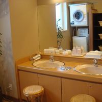 大浴場（女性用）　いちおう化粧品もあり。