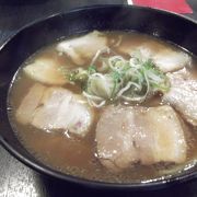 和歌山市内の和歌山ラーメンの店の一つ。備長炭ラーメンが売りの夜は居酒屋をやっている店。