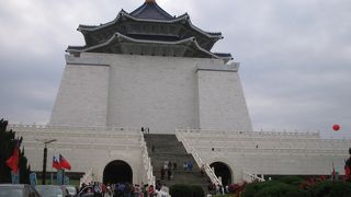 広大な庭園の中にある大きな建物。