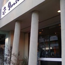 ちょっと隠れ家的な外観です。