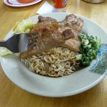 右端のネギをいためたようなものが非常においしかった