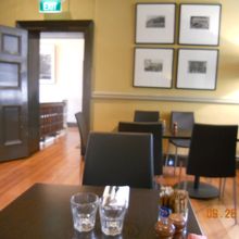 落ち着いたミント・カフェの店内。