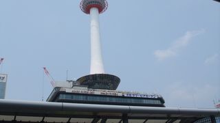 京都駅前にそびえたつタワー
