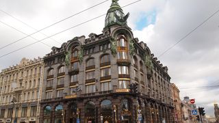 ネフスキー大通りの建築物では随一のインパクト。