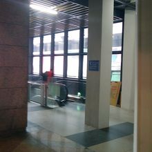 左手奥がエスカレーター