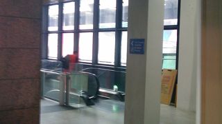 空港バス乗り場への下りエスカレーターが新設されました