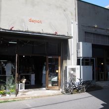 こんなかわいい感じのお店が並んでいます。