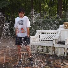 びしょ濡れ必至の噴水。後ろでおじさんが水を出している。