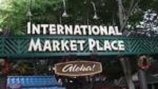 アクセサリーや小物がいっぱい売っています。