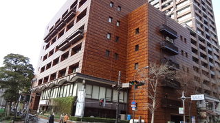 横浜公園のすぐ近くです。